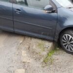 Krynica-Zdrój, samochód zawisł na murku