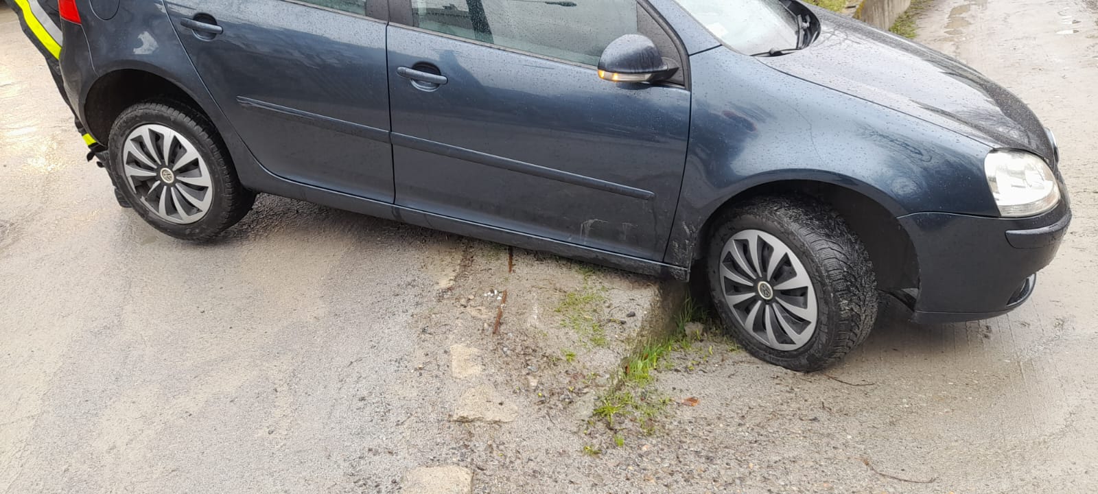 Krynica-Zdrój, samochód zawisł na murku