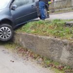 Krynica-Zdrój, samochód zawisł na murku