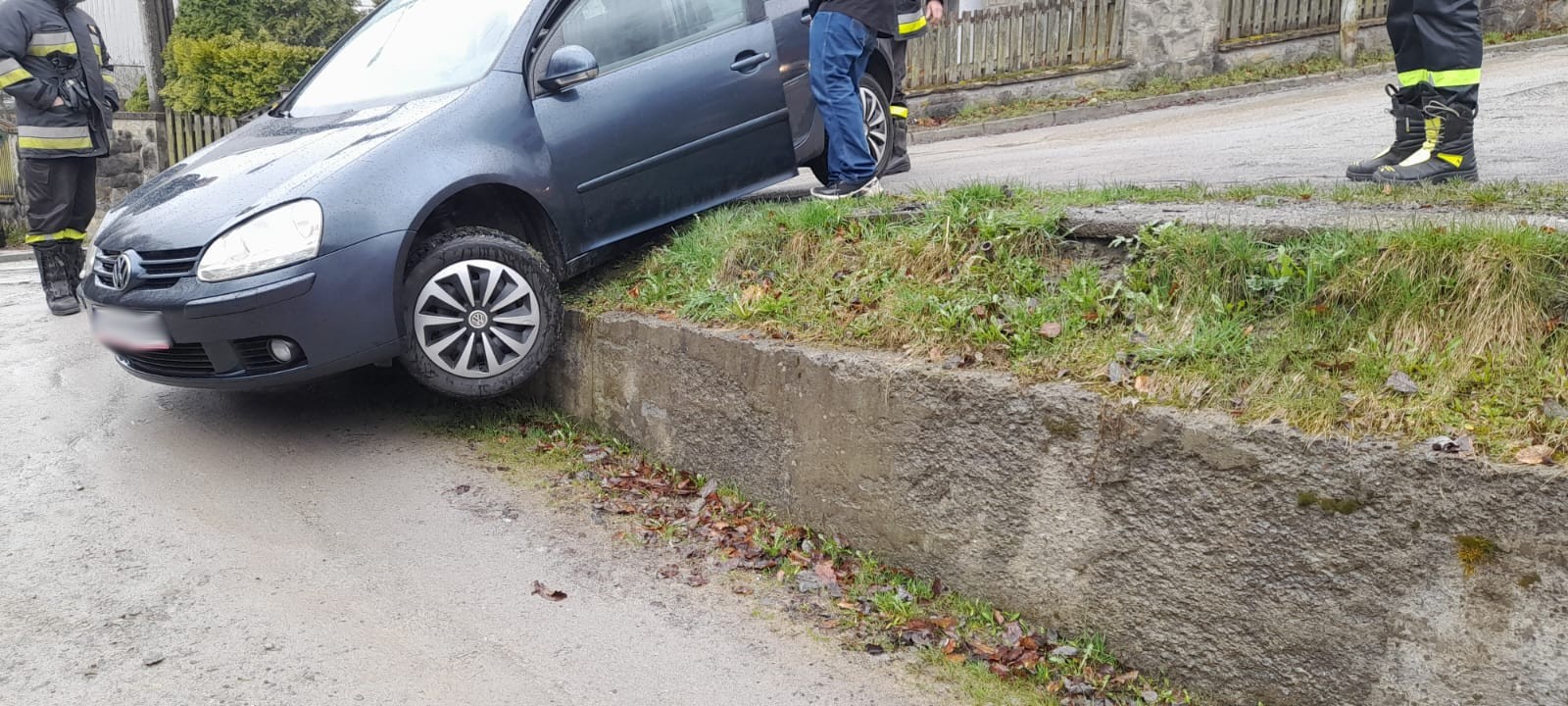 Krynica-Zdrój, samochód zawisł na murku