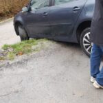 Krynica-Zdrój, samochód zawisł na murku