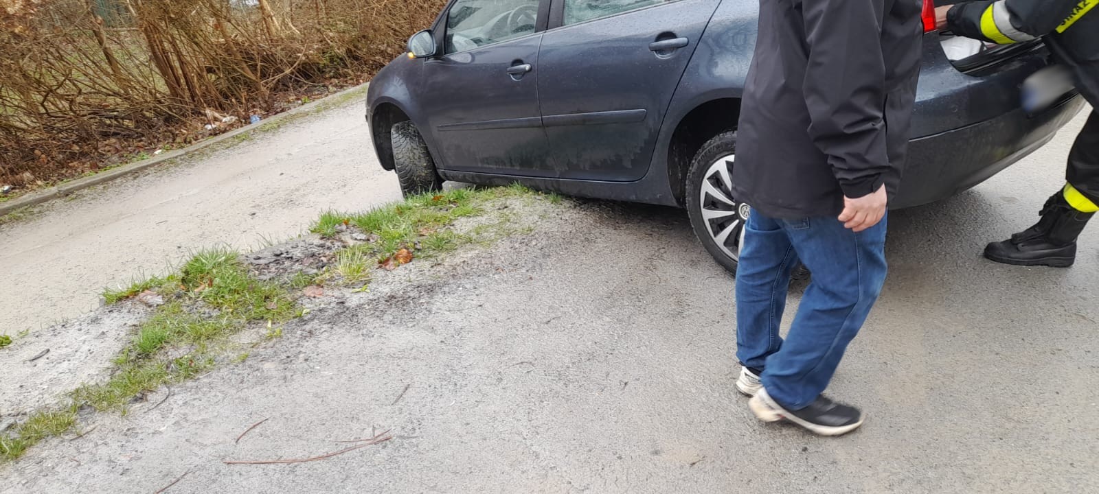 Krynica-Zdrój, samochód zawisł na murku