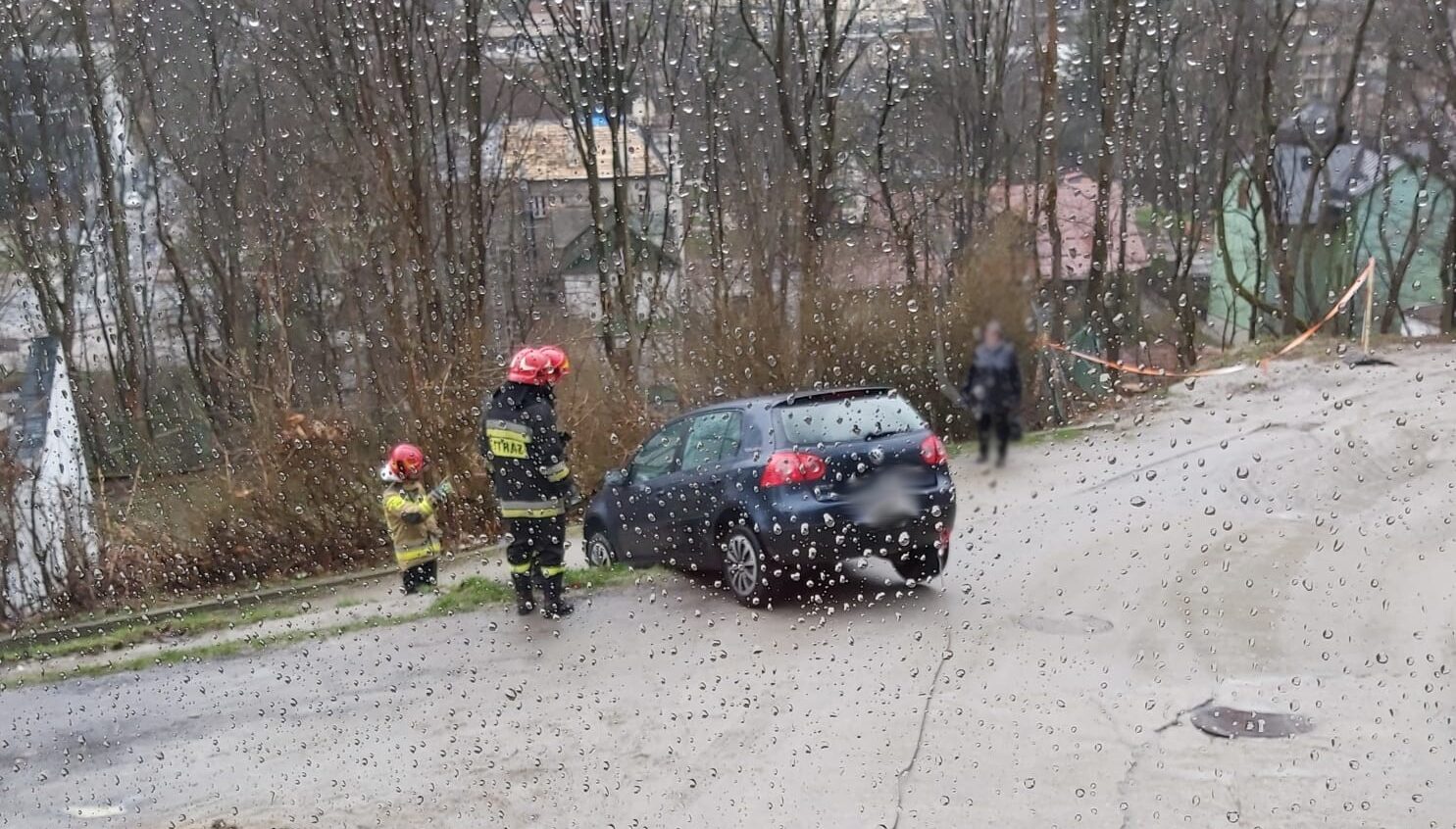 Krynica-Zdrój, samochód zawisł na murku