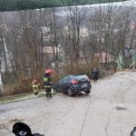 Krynica-Zdrój, samochód zawisł na murku