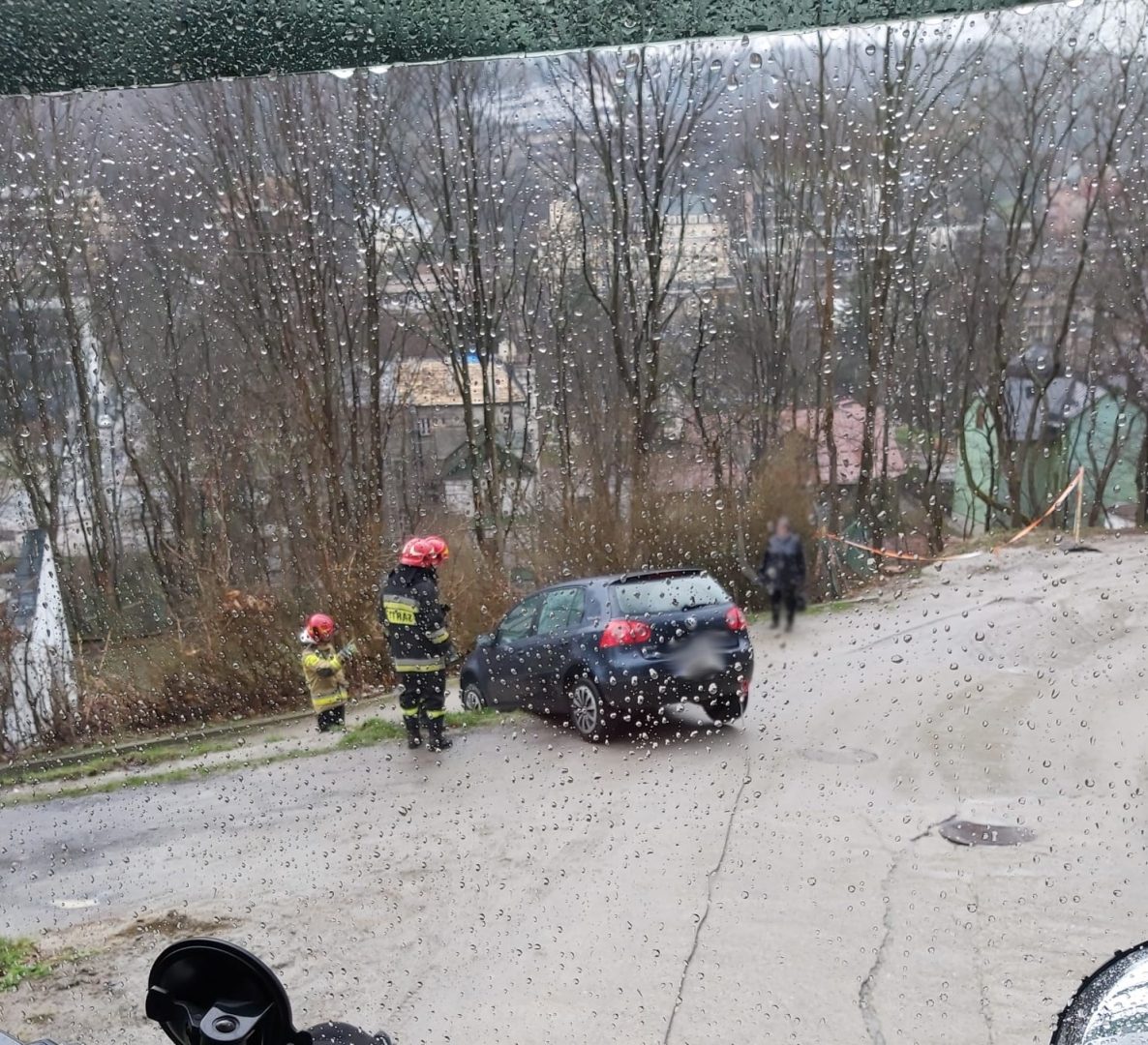 Krynica-Zdrój, samochód zawisł na murku