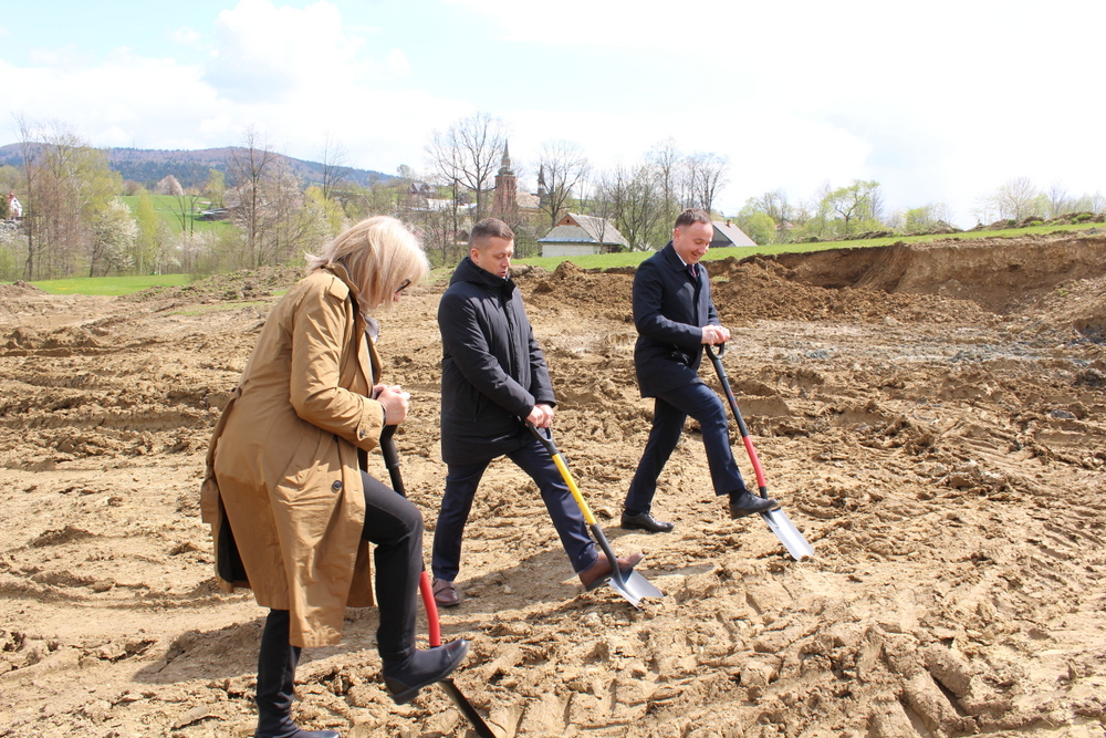 Szkoła Podstawowa, Gródek, wbicie łopaty