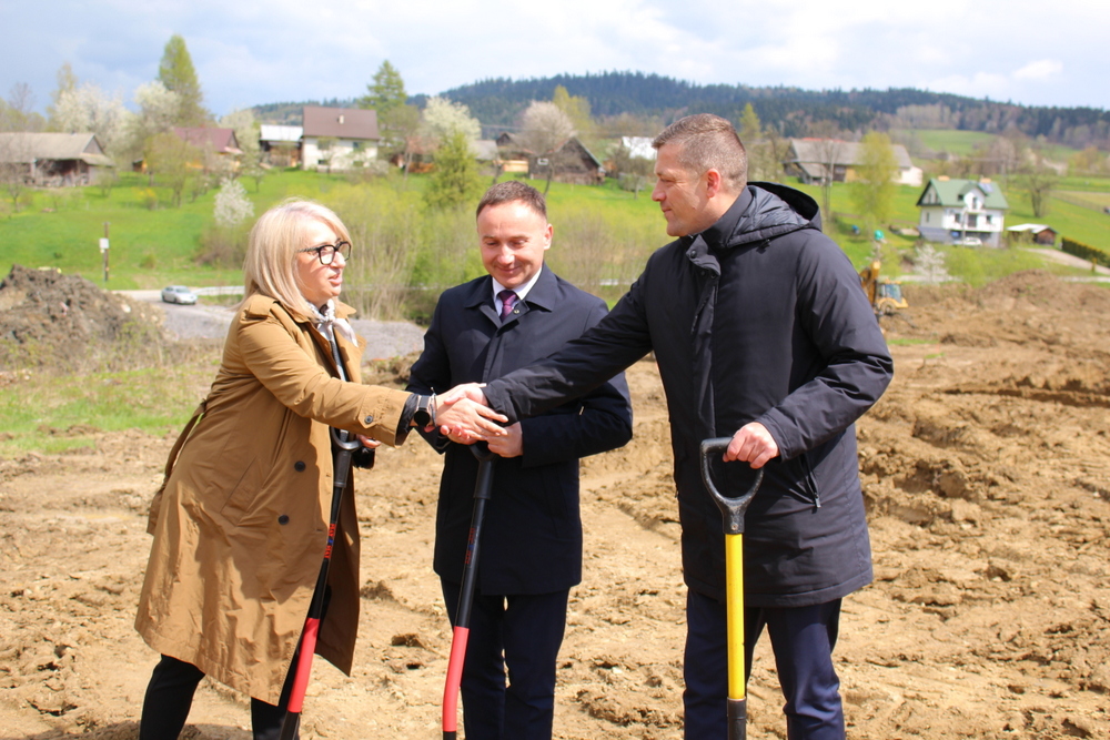 Szkoła Podstawowa, Gródek, wbicie łopaty