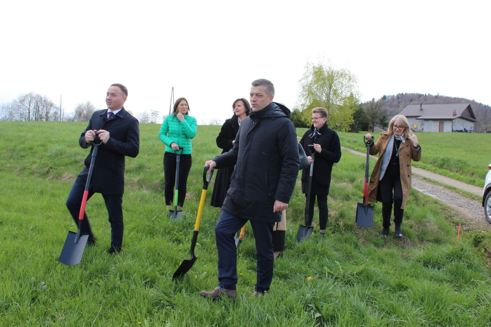 Szkoła Podstawowa, Gródek, wbicie łopaty