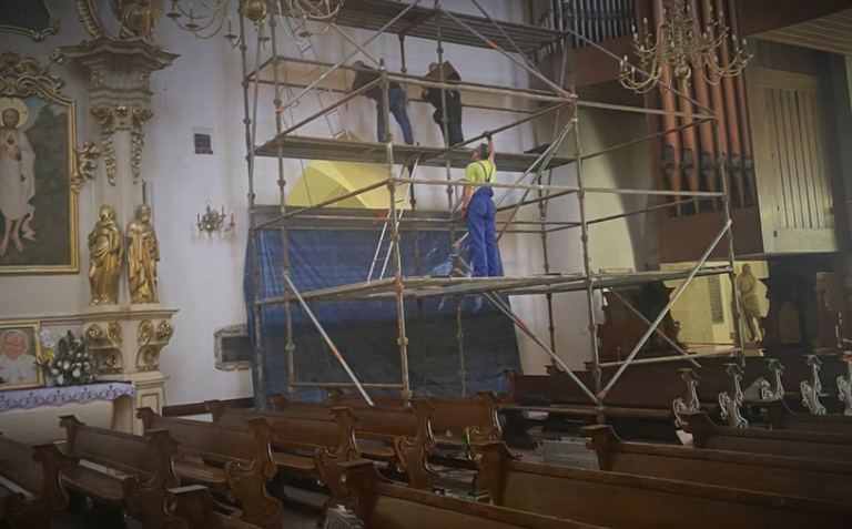 Nowy Sącz. Trwa montaż obrazu św. Jana Pawła II w Bazylice św. Małgorzaty (zdjęcia)