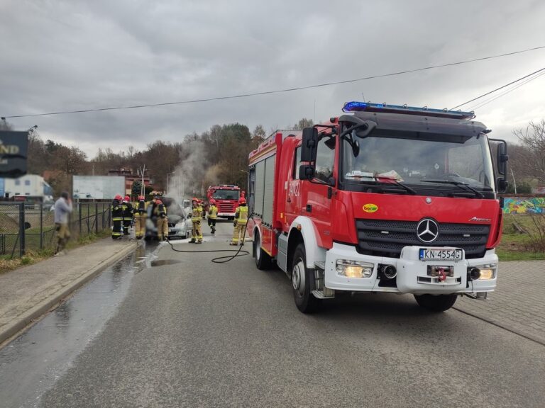 Nowy Sącz. Zapaliła się komora silnika samochodu