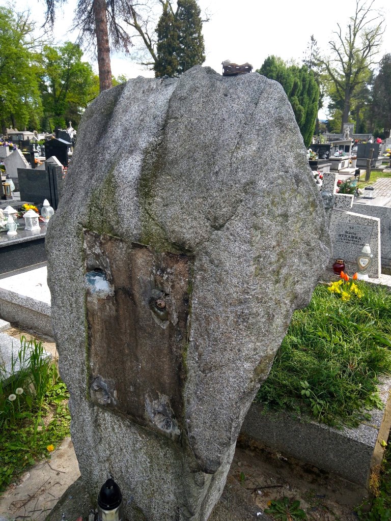 Roman Stramka, kradzież orła i tablicy z cmentarza