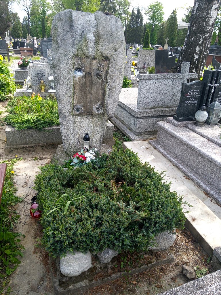 Roman Stramka, kradzież orła i tablicy z cmentarza