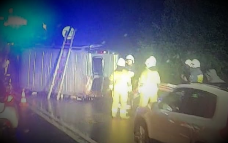 Nocne działania służb na DK nr 75 w Witowicach. Przewrócił się bus z sześcioma osobami [ZDJĘCIA]