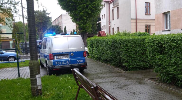 Nowy Sącz. Akcja służb przy ul. Żywieckiej. W mieszkaniu znaleziono zwłoki mężczyzny