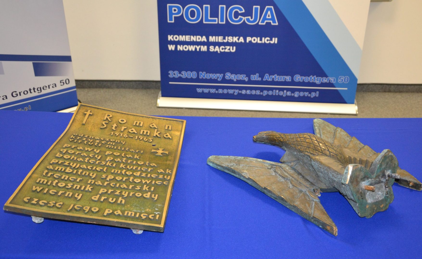 Roman Stramka, kradzież orła i tablicy z cmentarza