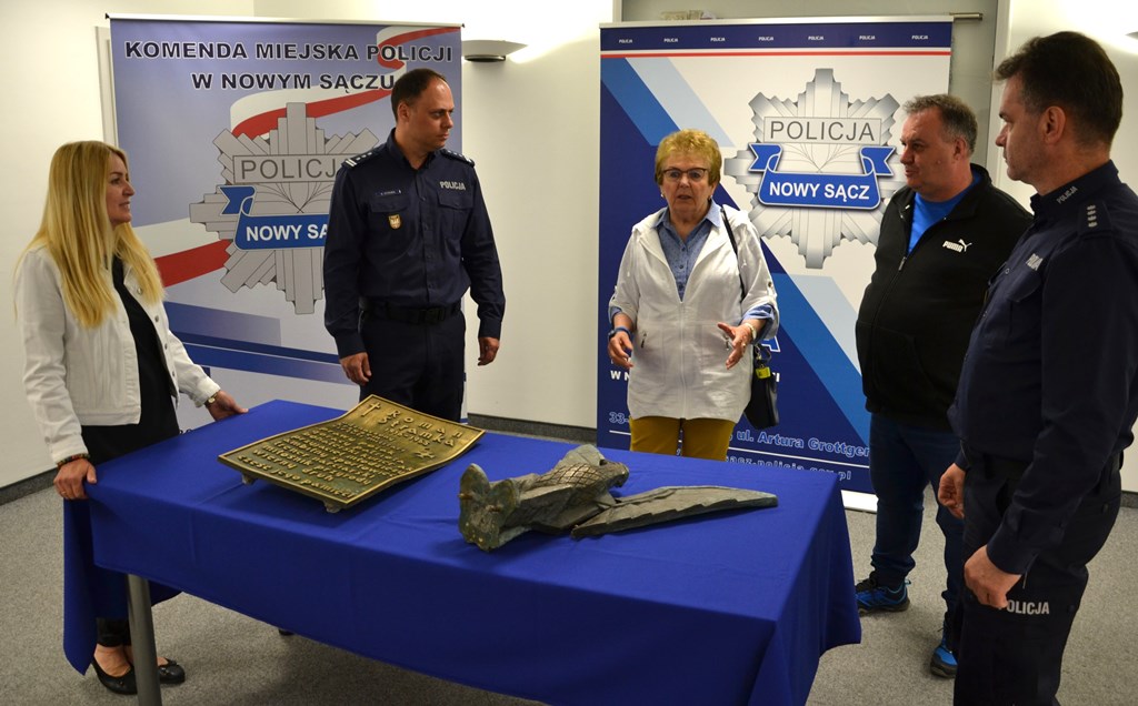 Roman Stramka, kradzież orła i tablicy z cmentarza