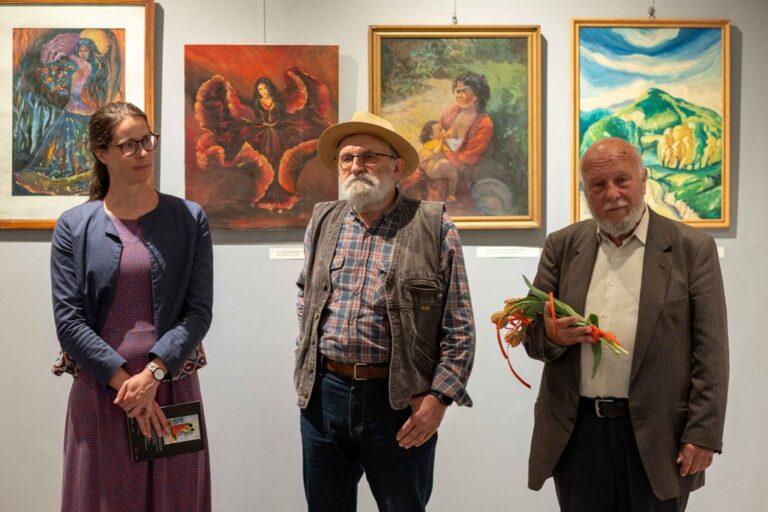 „Jadą wozy kolorowe…” – wystawa o tradycjach romskich w Muzeum Nikifora   