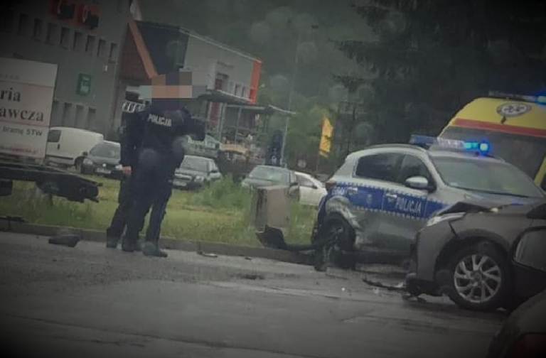 Nowy Sącz. Zderzenie radiowozu z osobówką. Dwóch policjantów poszkodowanych [FOTO]