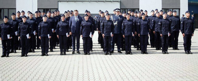 Ślubowanie nowych policjantów. Ośmiu z nich trafi do naszego regionu