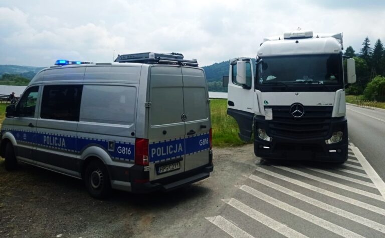 Jechał ciężarówką kompletnie pijany. Po otwarciu drzwi wypadł z kabiny, złapali go policjanci