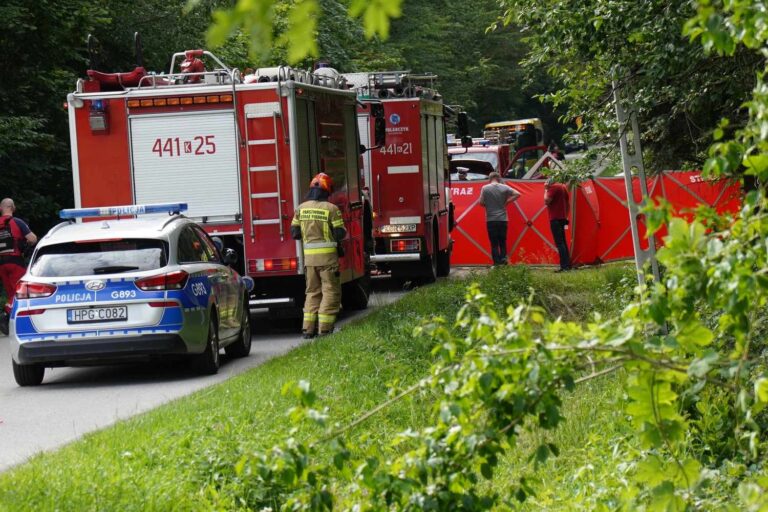 Moszczenica. Poważny wypadek z udziałem busa [ZDJĘCIA]