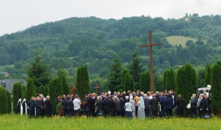 Niebo płakało nad Sądecczyzną, gdy żegnano ks. Stanisława Kantora
