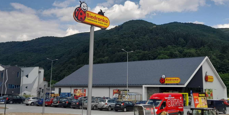 Rytro. Zagospodarowano teren pod ruinami zamku. Biedronka otwarta [ZDJĘCIA]
