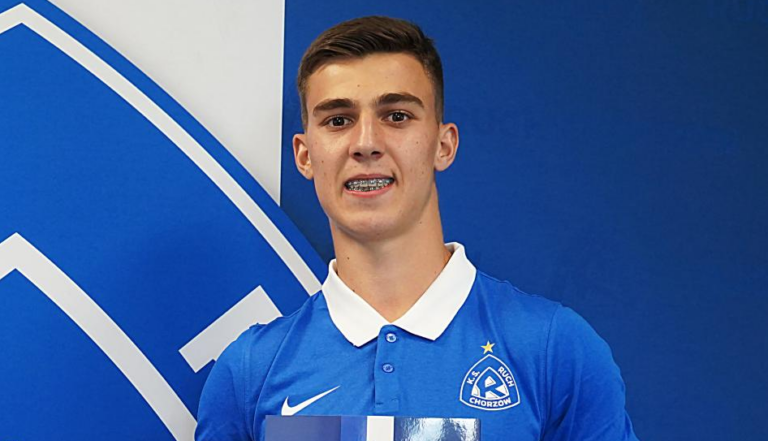 Sądecki talent zagra w Ekstraklasie. Kontrakt z Ruchem Chorzów podpisany [ZDJĘCIA]