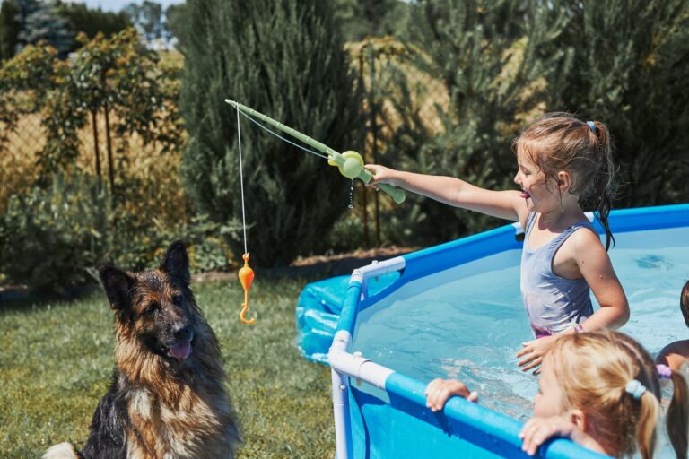 Radość i zabawa w ogrodowym basenie dla dzieci