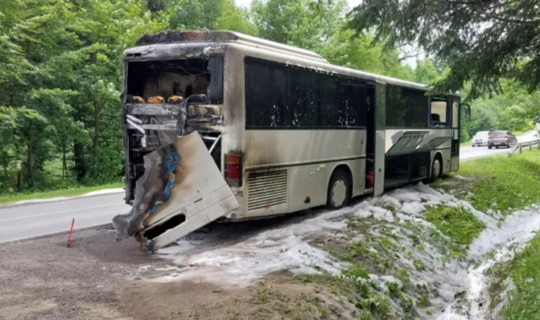 Krynica-Zdrój. Pożar autobusu na ulicy Sądeckiej. Możliwe utrudnienia drogowe [ZDJĘCIA]