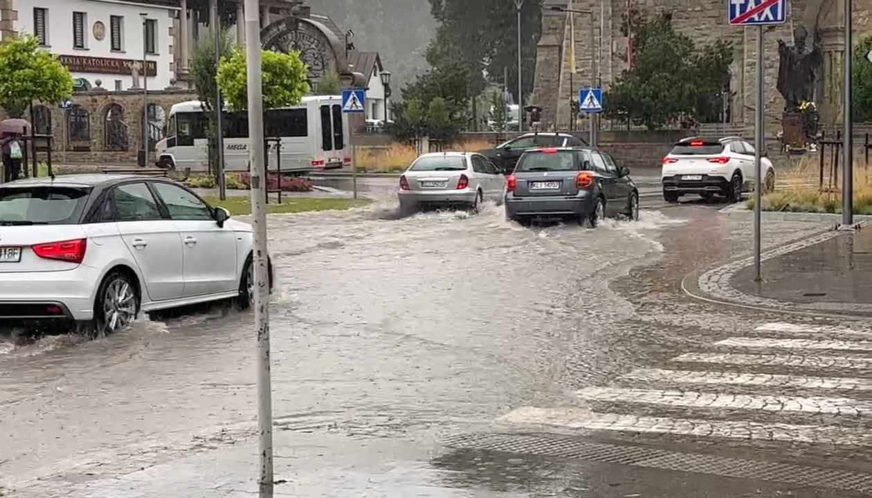 Limanowa, rynek, ulewa