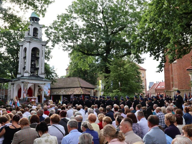 XXIV pielgrzymka strażaków do ,,Sądeckiej Góry Tabor”. Tłumy wiernych uczestniczą w odpuście ku czci Przemienienia Pańskiego [ZDJĘCIA]