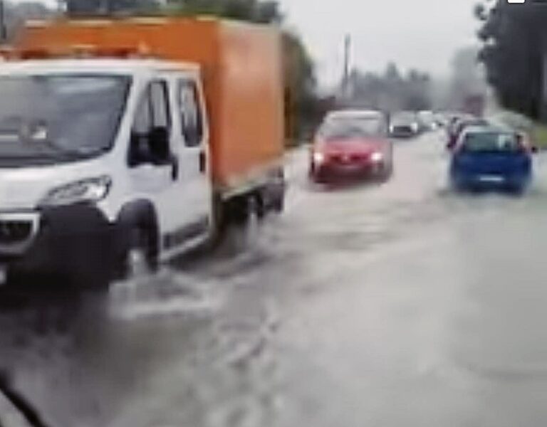 Na ul. Węgierskiej w Nowym Sączu powódź. Kanalizacja przeciwdeszczowa nie podołała