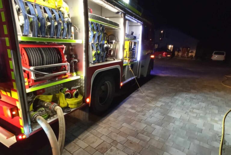 Gmina Korzenna. Strażacy walczą z pożarem drewnianego domu