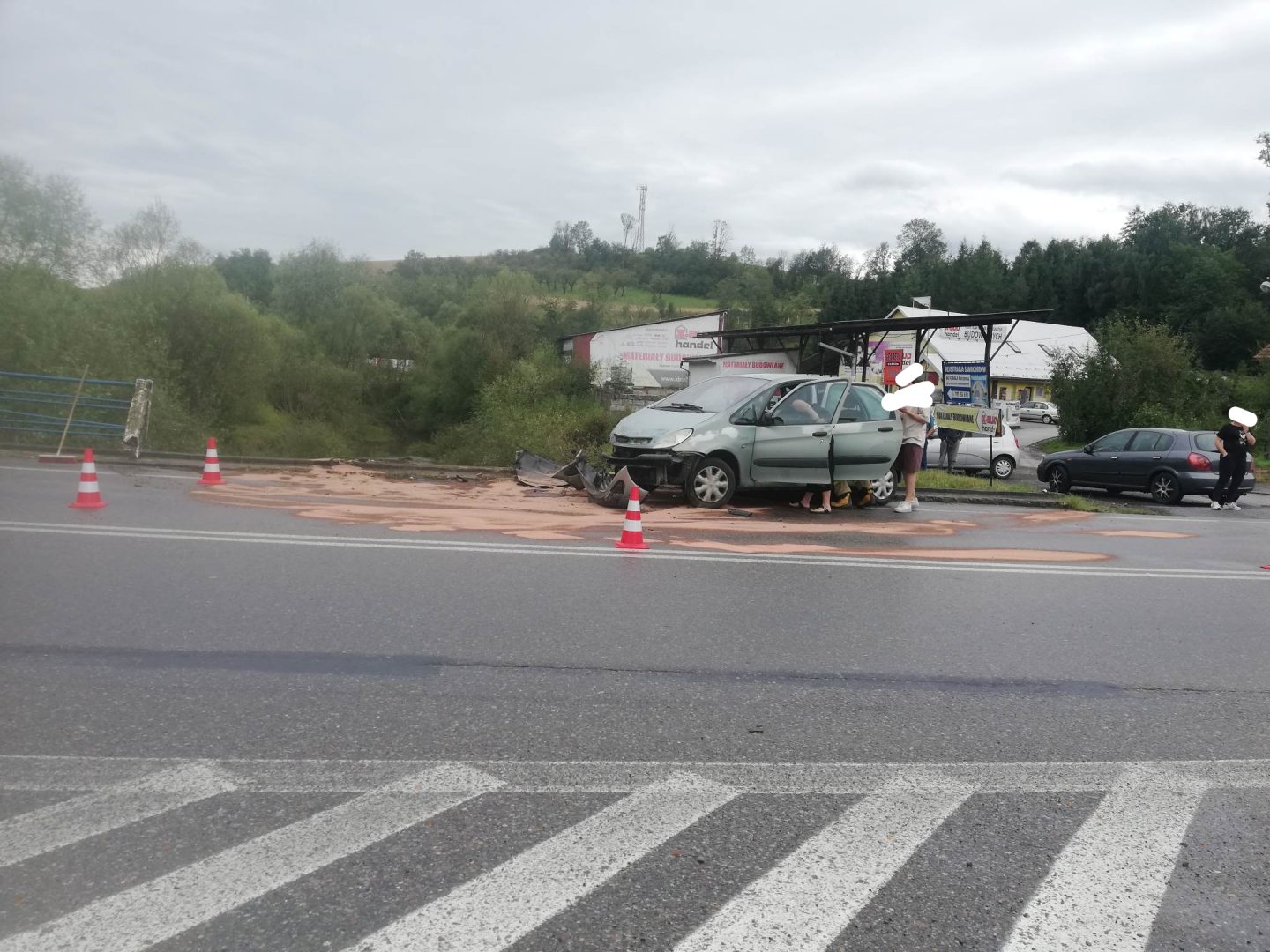 Korzenna, samochód na moście