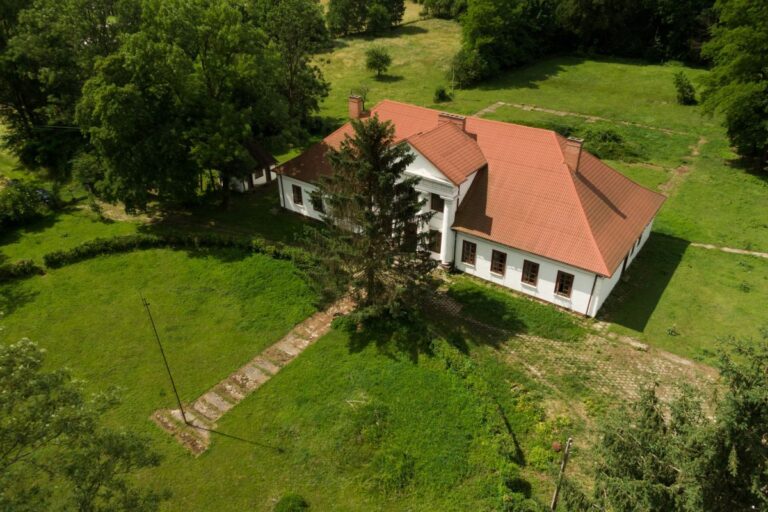 Dwór Stadnickich w Rożnowie wystawiony na sprzedaż