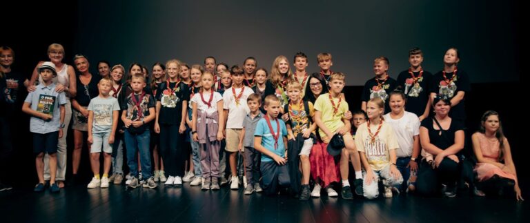 TŁUMY W KINIE SOKÓŁ NA POKAZIE SPECJALNYM FILMU „O PSIE, KTÓRY JEŹDZIŁ KOLEJĄ”