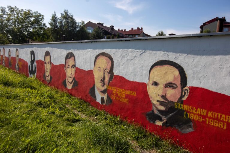 Podobizny przedwojennych zawodników klubu Sandecja na muralu