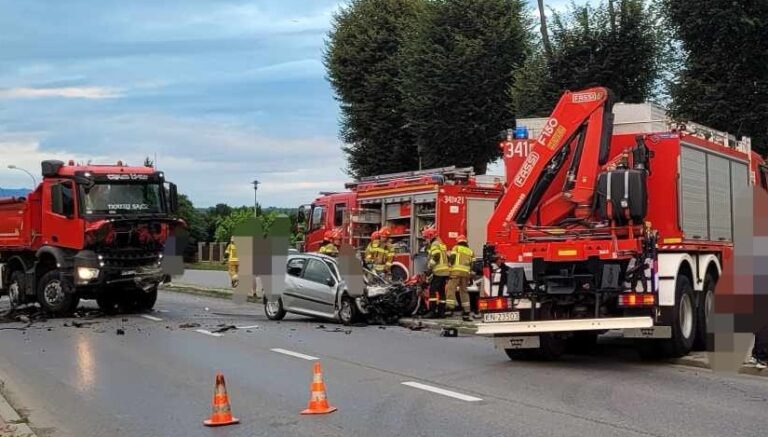 Wypadek w Świniarsku. Nie żyje 21-letni kierowca