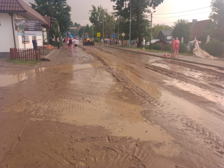 Nawałnice nad Sądecczyzną. Drogę w Gródku n/D pokrył muł