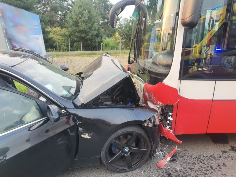 Podrzecze. Czołowe zderzenie BMW i autobusu MPK