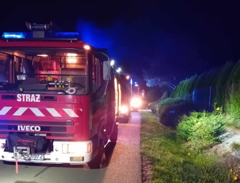 Siedlce. Strażacy walczą z pożarem budynku gospodarczego