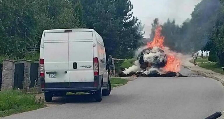 Staszkówka. Jechał ciągnikiem, nie zauważył, że na przyczepie wybuchł pożar i płonie słoma