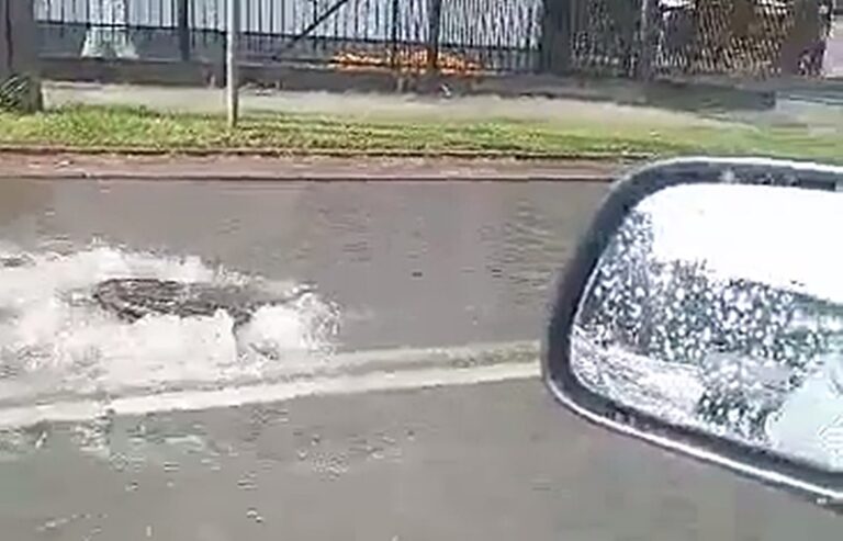 Chwila intensywnego deszczu z gradem, ulice Nowego Sącza znów ,,płyną”