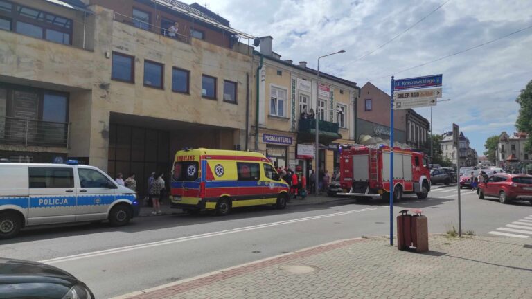 Siłowe wejście do sklepu na ulicy Lwowskiej. Trwają działania służb [ZDJĘCIA]