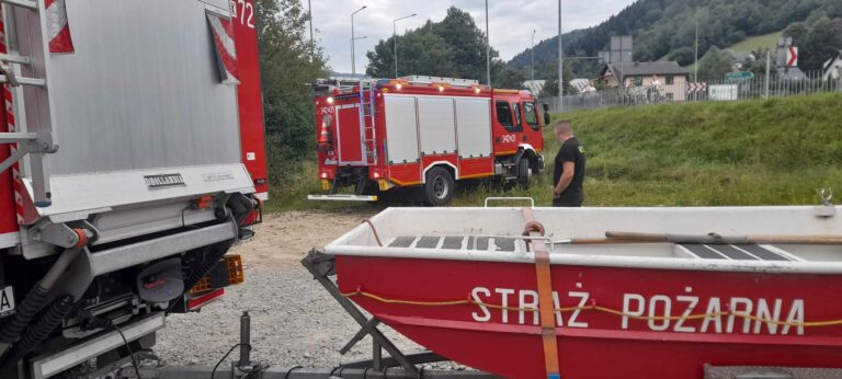 Trwają poszukiwania osoby topiącej się w Popradzie [zdjęcia, filmy]