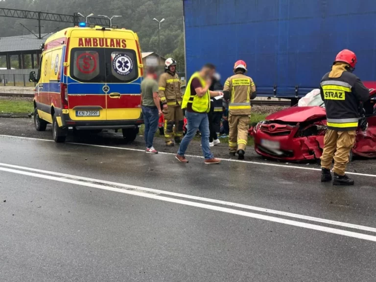 Groźny wypadek w Powroźniku. Trzy osoby w szpitalu. Ruch na drodze wojewódzkiej – wahadłowo