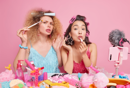 „Barbie” vs „Oppenheimer” – jak kinowe hity wpłynęły na trendy modowe? Sprawdzamy!