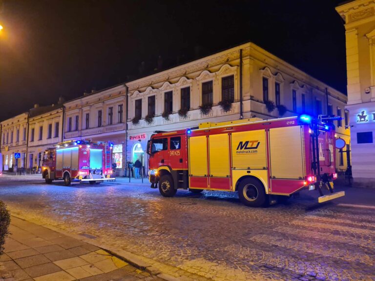 Nowy Sącz. Służby sprawdzają bezpieczeństwo budynku przy sądeckim Rynku [ZDJĘCIA]