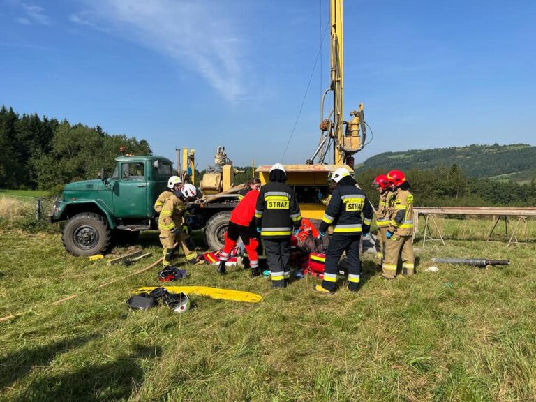 Grybów/Biała Wyżna. Trwa akcja ratowania życia. Wypadek przy wierceniu studni